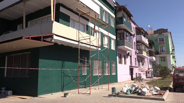 V Kramatorske ul.Triumfalnaja stala jarkoj i krasochnoj 3