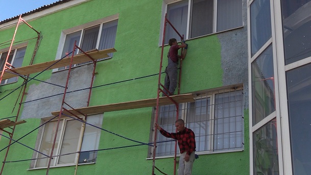 V Kramatorske ul.Triumfalnaja stala jarkoj i krasochnoj 4