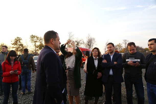 Uchastniki zasedanija Komiteta Verhovnoj Rady Ukrainy podnjalis na odnu iz vetroustanovok v Kramatorske 1
