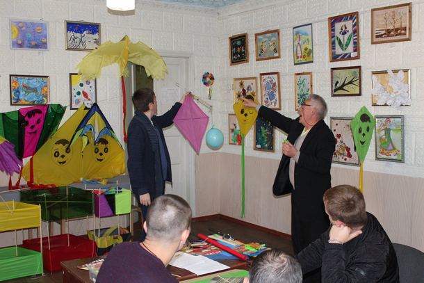 V Kramatorske proshel master klass po izgotovleniju vozdushnyh zmeev 5