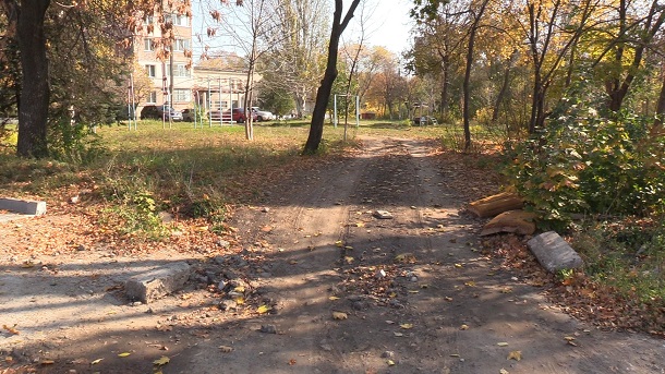 V Kramatorske vmesto detskoj ploshhadki zhilcy mnogojetazhnogo doma poluchili proezzhuju chast prjamo u sebja vo dvore 8