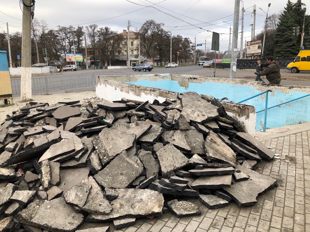 V Kramatorske na Novom Svete remontirujut peshehodnyj perehod