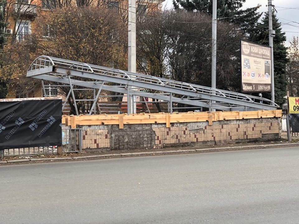 V Kramatorske na Novom Svete remontirujut peshehodnyj perehod 3