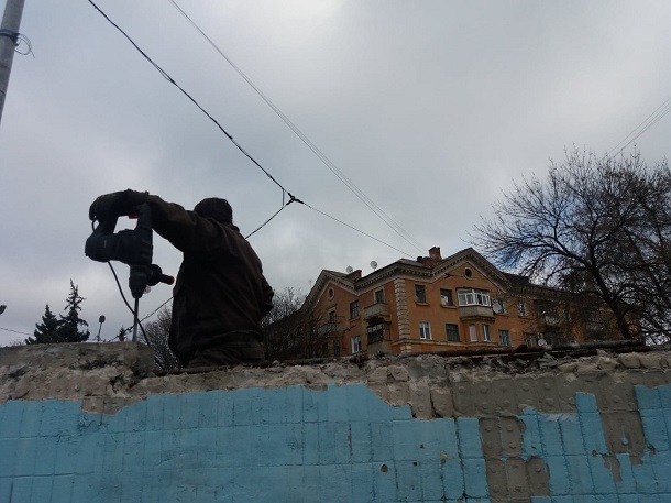 V Kramatorske na Novom Svete remontirujut peshehodnyj perehod 55