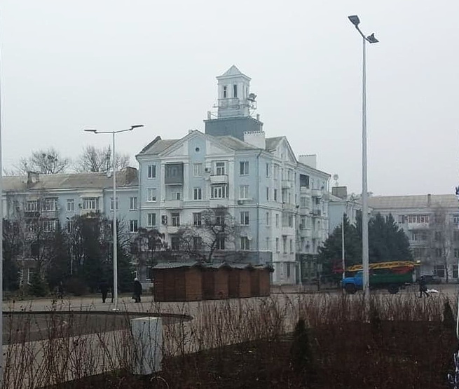 Na centralnoj ploshhadi Kramatorska ustanovili novogodnjuju arku 3