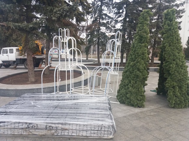 V Kramatorske k Novogodnim prazdnikam ukrashajut ploshhad Mira 3