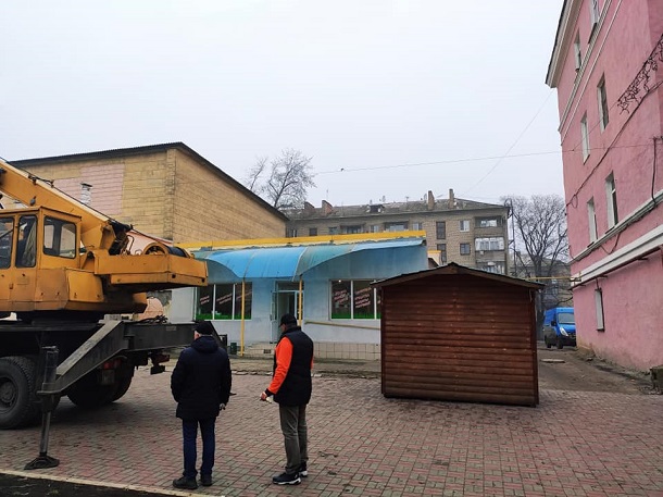 V Kramatorske k Novogodnim prazdnikam ukrashajut ulicu Triumfalnuju 1