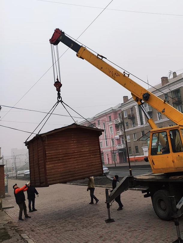 V Kramatorske k Novogodnim prazdnikam ukrashajut ulicu Triumfalnuju 2