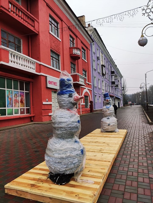 V Kramatorske na Triumfalnoj pojavilis snegoviki oleni i shary 2