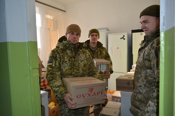 V Kramatorske pogranichniki pozdravili detej s dnem Svjatogo Nikolaja 1