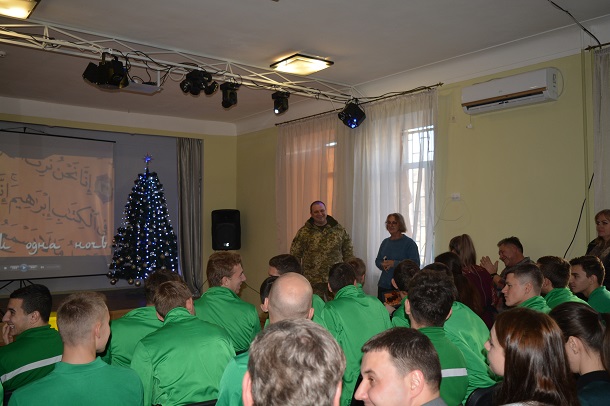 V Kramatorske pogranichniki pozdravili detej s dnem Svjatogo Nikolaja 13