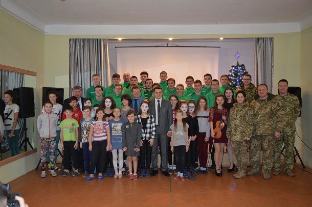 V Kramatorske pogranichniki pozdravili detej s dnem Svjatogo Nikolaja 14