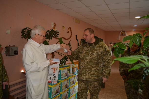 V Kramatorske pogranichniki pozdravili detej s dnem Svjatogo Nikolaja 6