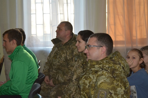 V Kramatorske pogranichniki pozdravili detej s dnem Svjatogo Nikolaja 8