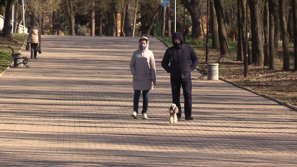 Kak zhiteli Kramatorska vypolnjajut ukaz ob ogranichenii progulok v gorodskih parkah 1