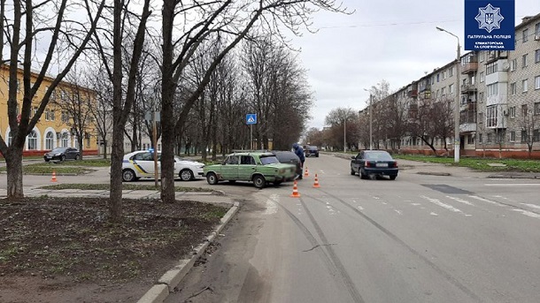 V Kramatorske na perekrestke dvuh ulic stolknulis dva avtomobilja 3