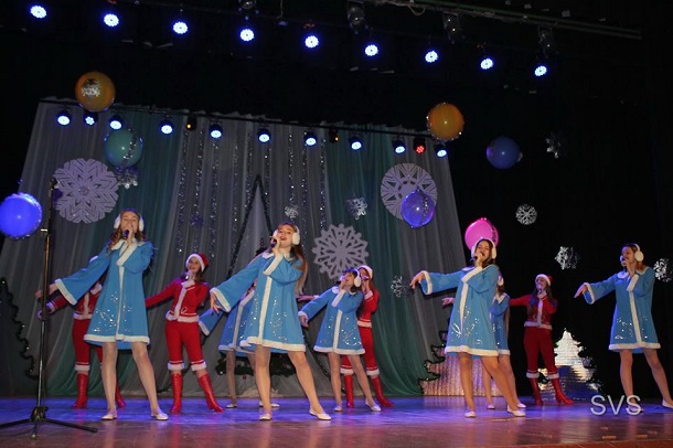 V Kramatorske proshel prazdnichnyj teatralizovannyj koncert Novogodnie chudesa 1