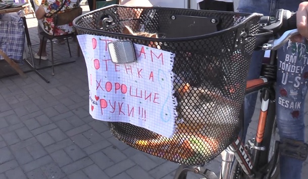 V Kramatorske sobaka dovedennaja do istoshhenija umerla pod kapelnicej 3