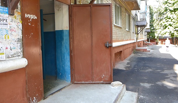 V Kramatorske sobaka dovedennaja do istoshhenija umerla pod kapelnicej 4