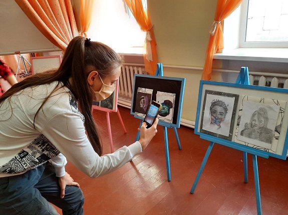 V Kramatorskoj OSh 18 proshla vystavka kartin junoj hudozhnicy 11