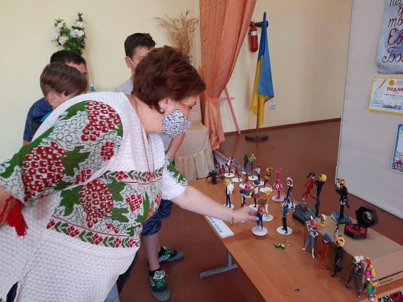 V Kramatorskoj OSh 18 proshla vystavka kartin junoj hudozhnicy 6