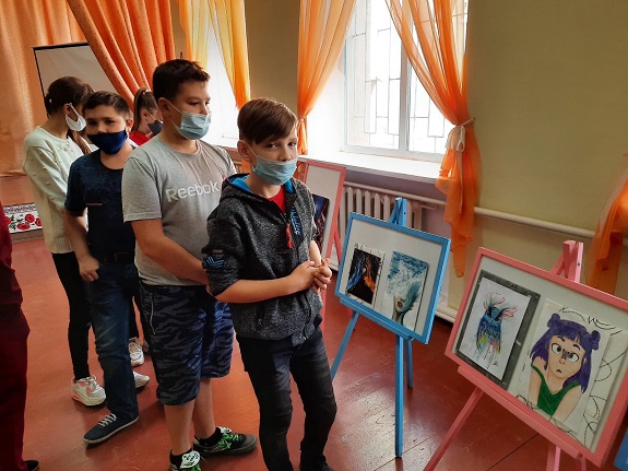 V Kramatorskoj OSh 18 proshla vystavka kartin junoj hudozhnicy 9