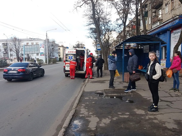 Zhenshhinu nochevavshuju na ostanovke vozle CUMa zabrala skoraja pomoshh 3