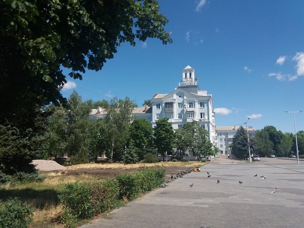 V Kramatorske roditeli vygulivajut detej na stroitelnyh ploshhadkah 3