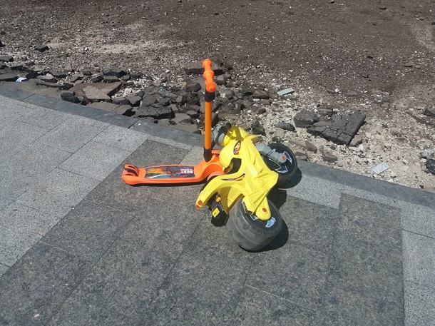 V Kramatorske roditeli vygulivajut detej na stroitelnyh ploshhadkah 5