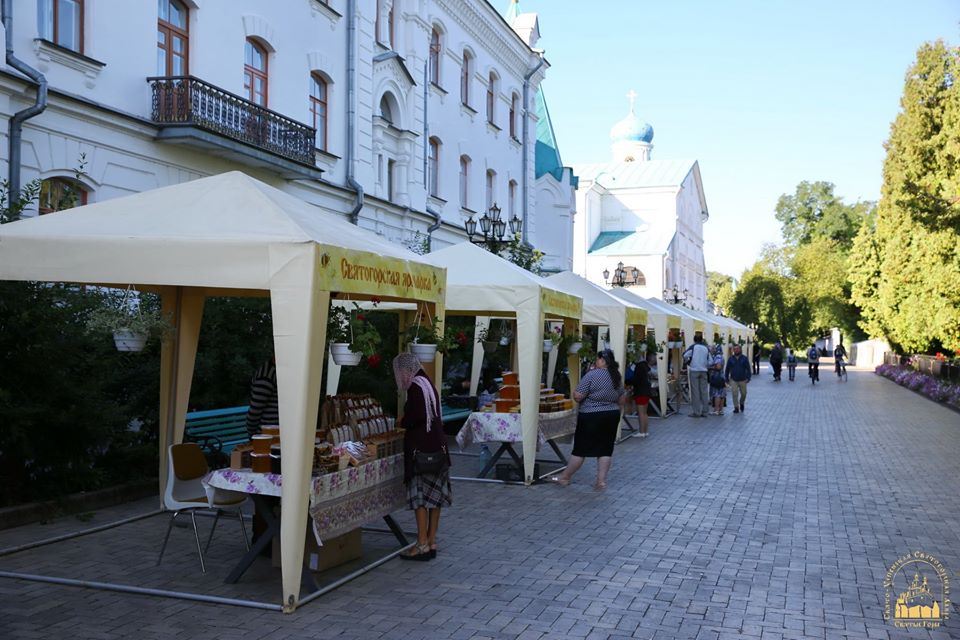 yarmarka meda svyatogorsk