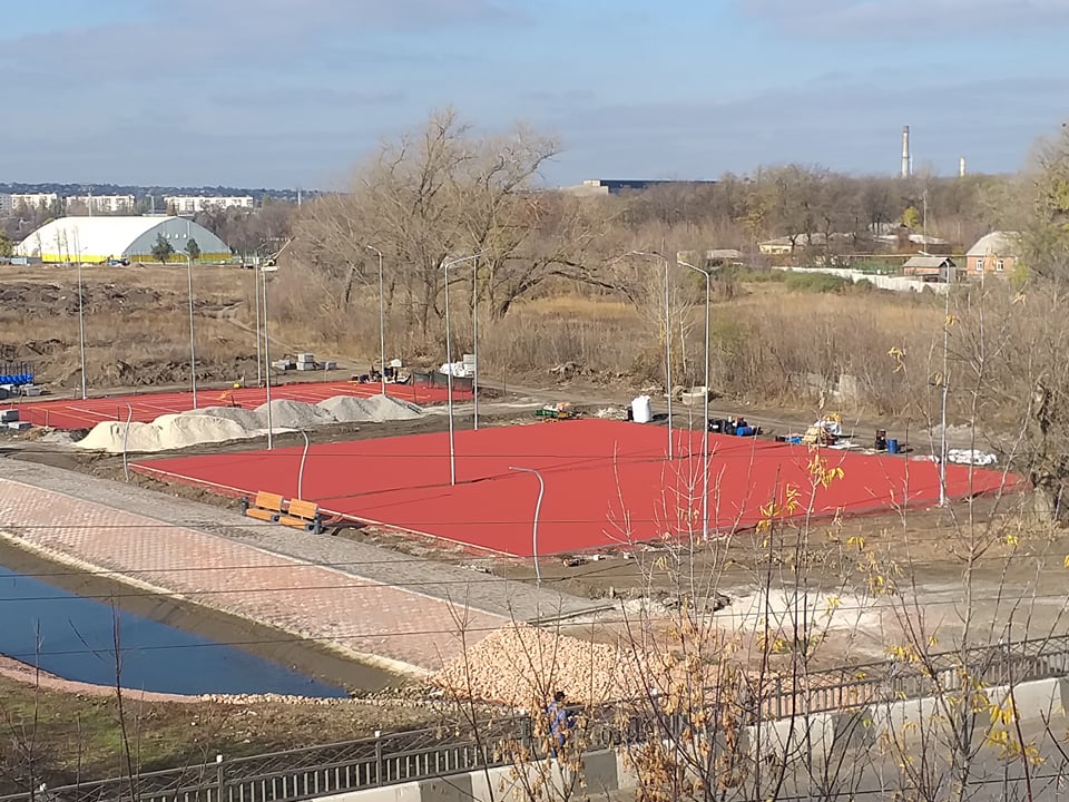 sad bernatskogo rezinovie polya