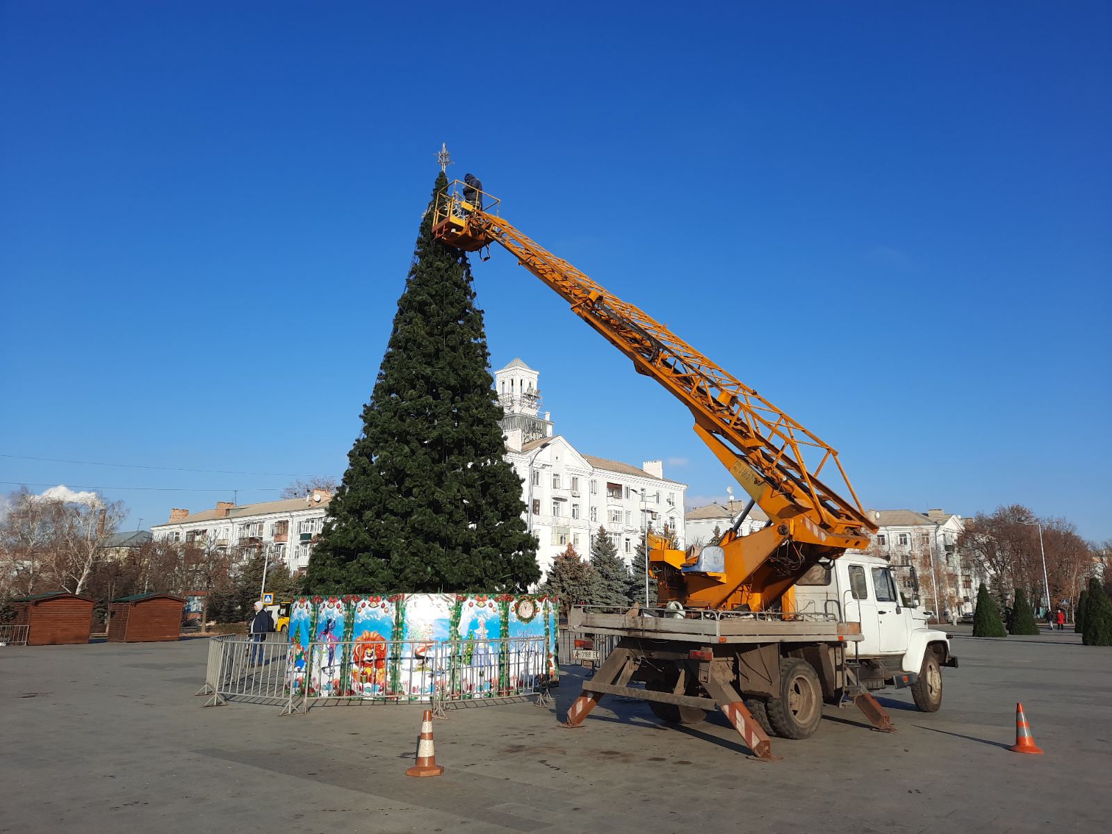 V Kramatorske prodolzhajut ukrashat centralnuju ploshhad k Novogodnim prazdnikam 3