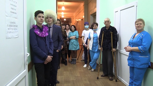 V Kramatorske shkolniki dengi ot koljadok peredajut na blagotvoritelnost 2