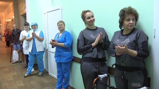 V Kramatorske shkolniki dengi ot koljadok peredajut na blagotvoritelnost 6