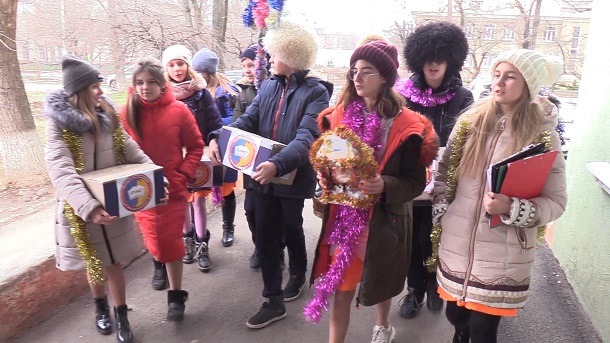 V Kramatorske shkolniki dengi ot koljadok peredajut na blagotvoritelnost 7
