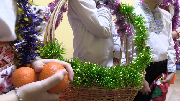 V Kramatorske shkolniki dengi ot koljadok peredajut na blagotvoritelnost 9