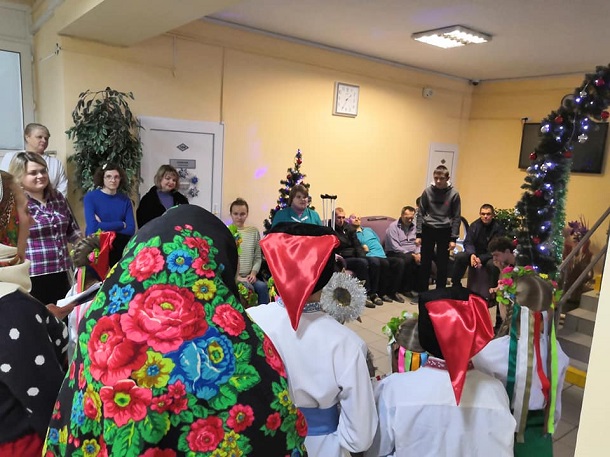 V Kramatorske shkolniki vystupili pered slushateljami Regionalnogo centra reabilitacii invalidov 1