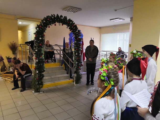 V Kramatorske shkolniki vystupili pered slushateljami Regionalnogo centra reabilitacii invalidov 3