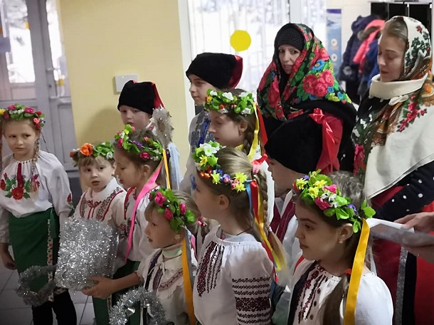 V Kramatorske shkolniki vystupili pered slushateljami Regionalnogo centra reabilitacii invalidov 6