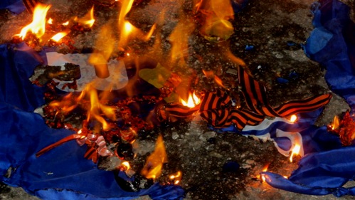 Як у Краматорську "свободівці" палили відібрані у "ватників" георгіївські стрічки (ФОТО, ВІДЕО) - фото 1