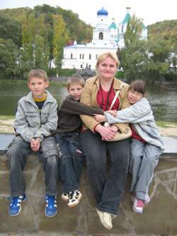 Наталья Ростовская учит своих детей любить природу и жить в согласии с Господом
