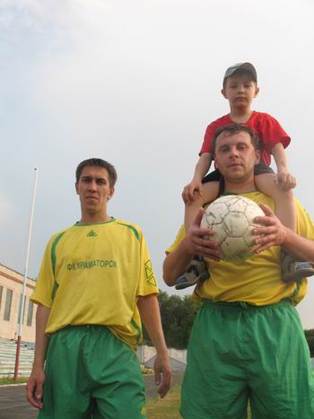 Маленький мальчик с теми, на кого хочет равняться: Дмитрий Власов и Максим Крутых (слева направо). Они сегодня "сделали" гол