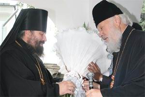 Епископ Святогорский Арсений (слева) встречает Блаженнейшего Митрополита Киевского и всея Украины Владимира