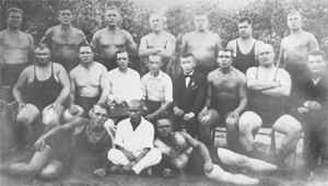 В 30-е годы было популярно движение атлетов (Григорий Сидюк сидит второй справа)