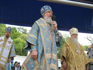 Управляющий делами Московской Патриархии митрополит Климент передает народу приветствие от Патриарха Московского и всея Руси Алексия II