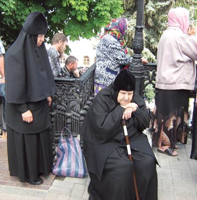 Даже матушкам-монашкам пришлось слушать литургию на улице