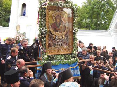 Крестный ход с чудотворной иконой Богородицы "Святогорская" - кульминационный момент торжеств