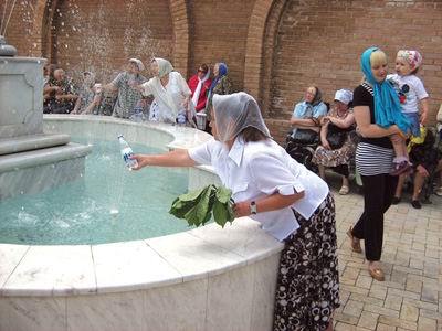 Люди убеждены, что вода в фонтане с крестом - святая