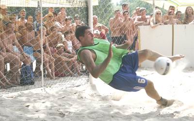 Пляжный футбол - 2008 г: захватывающий момент игры