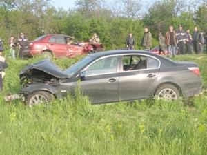 "BMW" на большой скорости вылетел на встречную и "лоб в лоб" столкнулся с "Ланосом". В результате аварии погибли трое человек - водитель и пассажиры "Ланоса". Нужны свидетели.